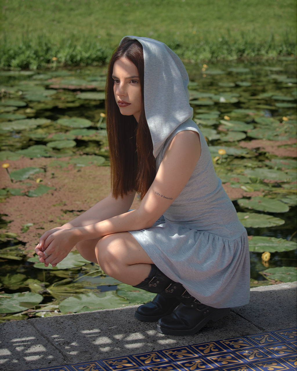 Vagabonde - Robe courte à capuche